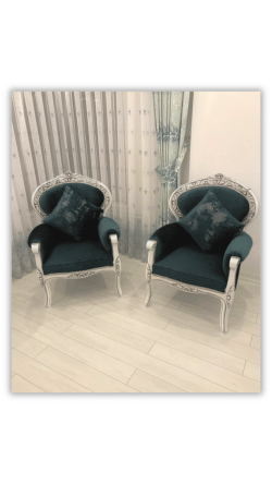 atolyelerden gelenler ahsaplari beyaza boyanmis yesil kadife dösemeli eskitme berjer takimi png